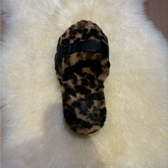 *SOLD* VEUC - UGG Fluffita Flatform Sandals - 7.5 - Picture 4 of 5
